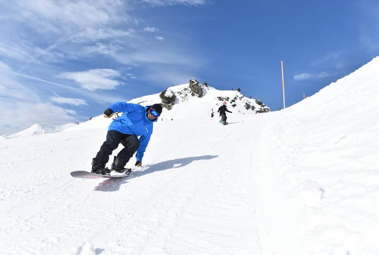 Blue Tomato Snowboardlehrer rutscht am Heck vom Board
