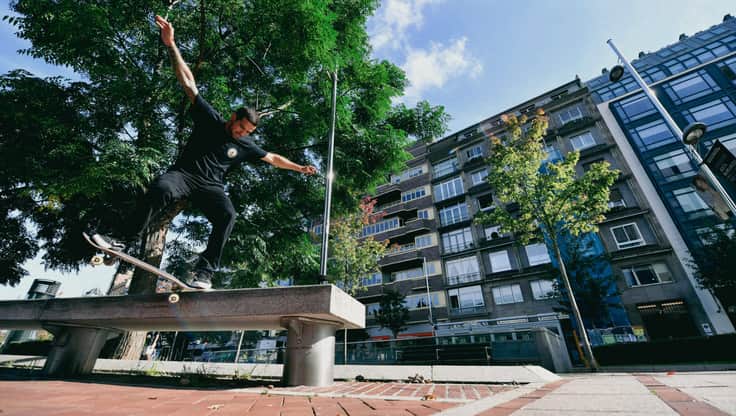 Ein Junge grindet auf einer Betonbank mit einem Skateboard mit kleinen Rollen