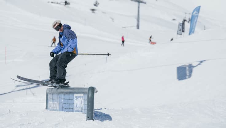 Un gruppo di snowboarder donna indossa buone giacche da snowboard