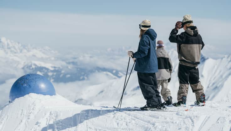 Snowboarder in abbigliamento loose fit