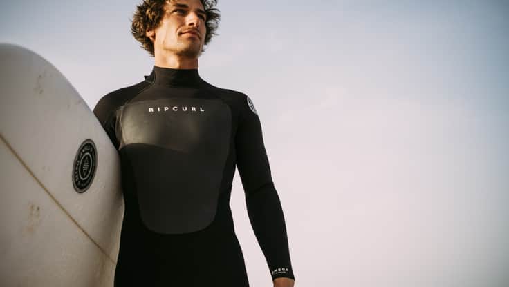 Surfen am Abend in kälteren Wasser mit einem 4/3 Neoprenanzug