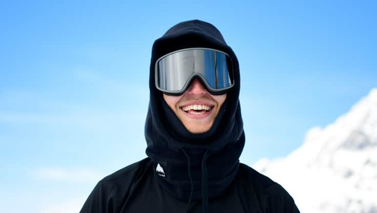 Snowboarders bij zeer zonnig weer