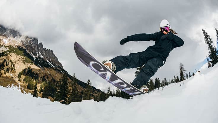 Sciatore e snowboarder con un completo con vestibilità regolare