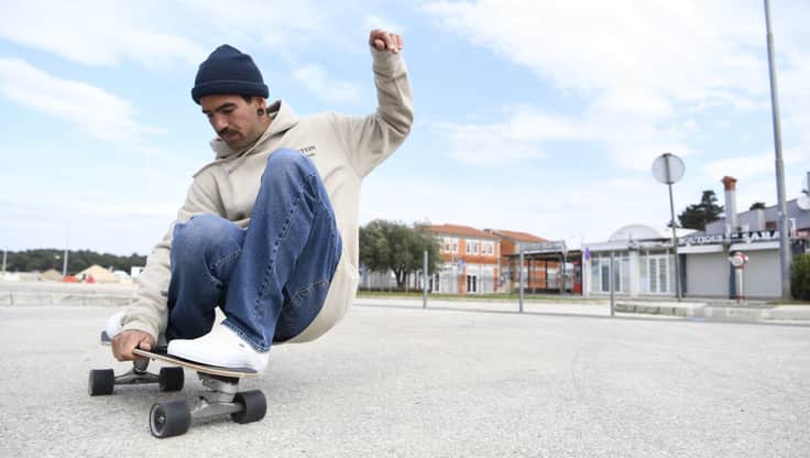 Longboarder mit einem Surfskate