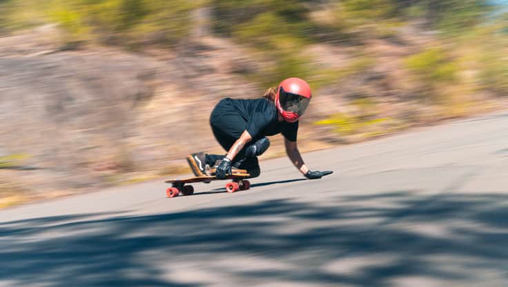 Longboarder macht freestyle Tricks