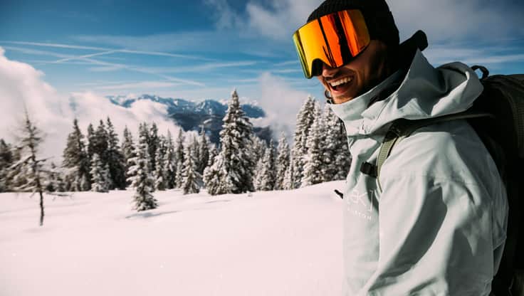 grote snowboardbril in de bergen