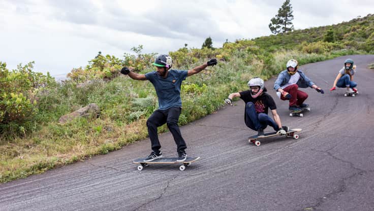 Freunde cruisen mit ihren Longboards