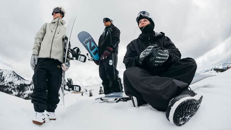 Snowboarder con una giacca da snowboard con una migliore impermeabilità