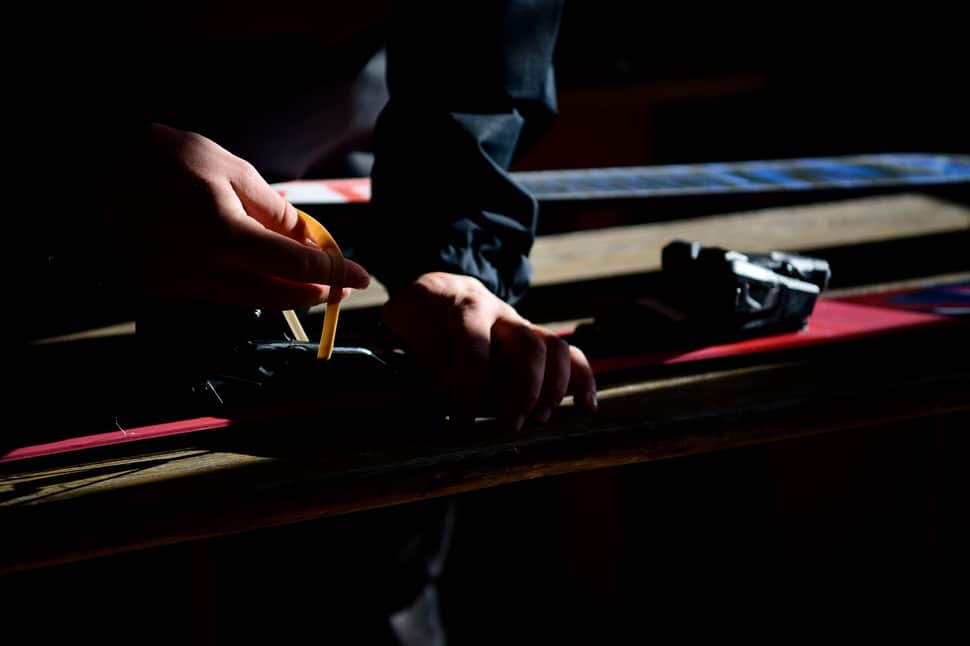 Waxing skis