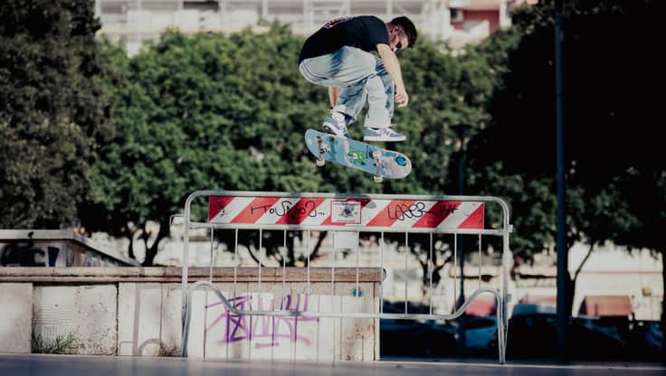 Skateboarder macht einen hohen Kickflip