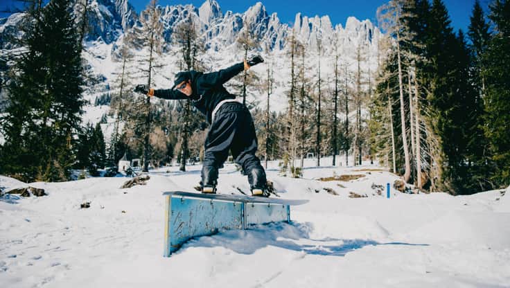 Michael Mayer presst een tail slide op de Nordkette in Innsbruck met zachtere schoenen