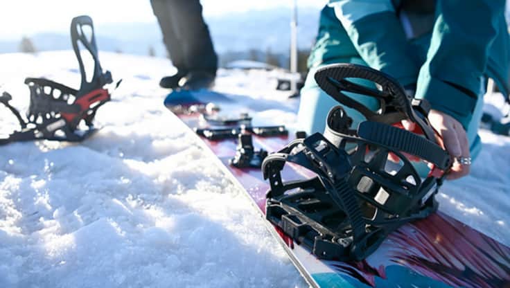 Une splitboardeuse avec un splitboard Jones et des fixations Karakoram