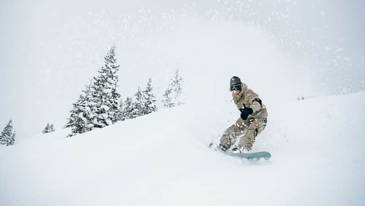 Uno snowboarder con una giacca da snowboard molto ben sigillata